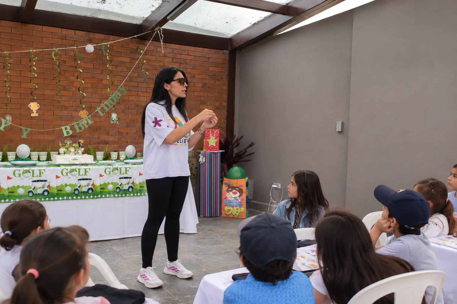 Laura guiando la dinámica de conexión con los niños antes de crear