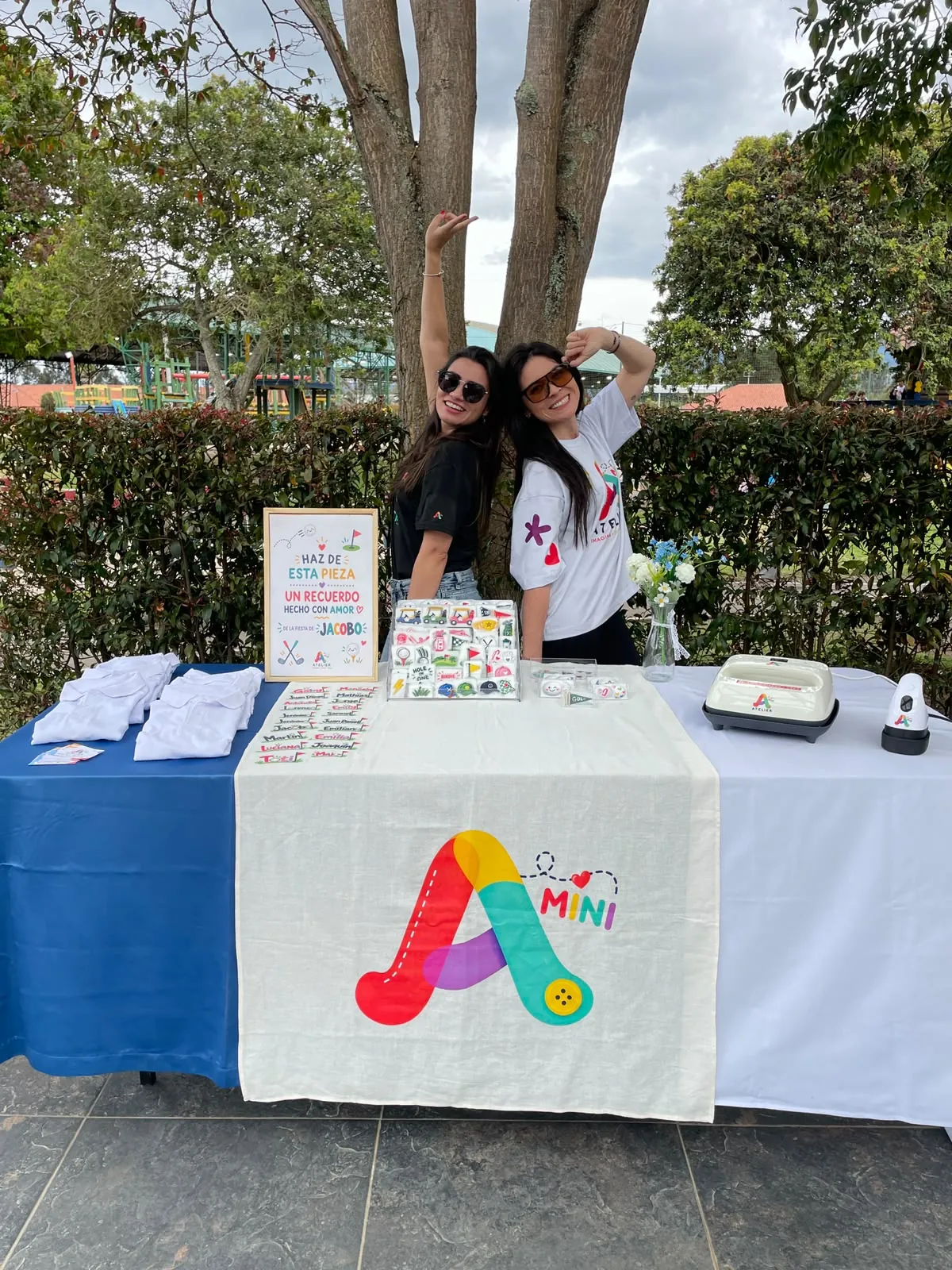 El equipo de Mini Atelier en su estación creativa