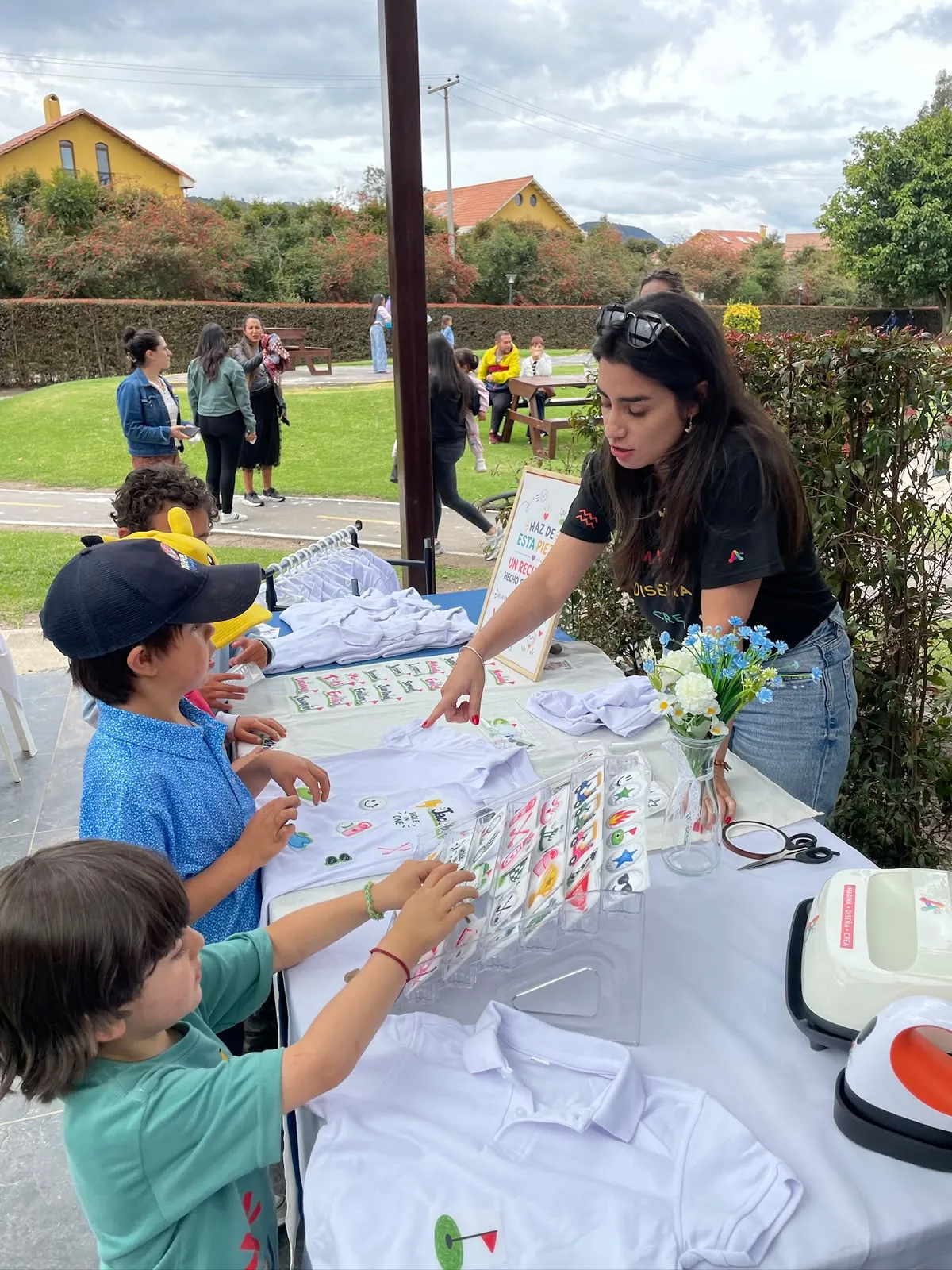 Niños explorando las opciones creativas junto a una integrante del equipo